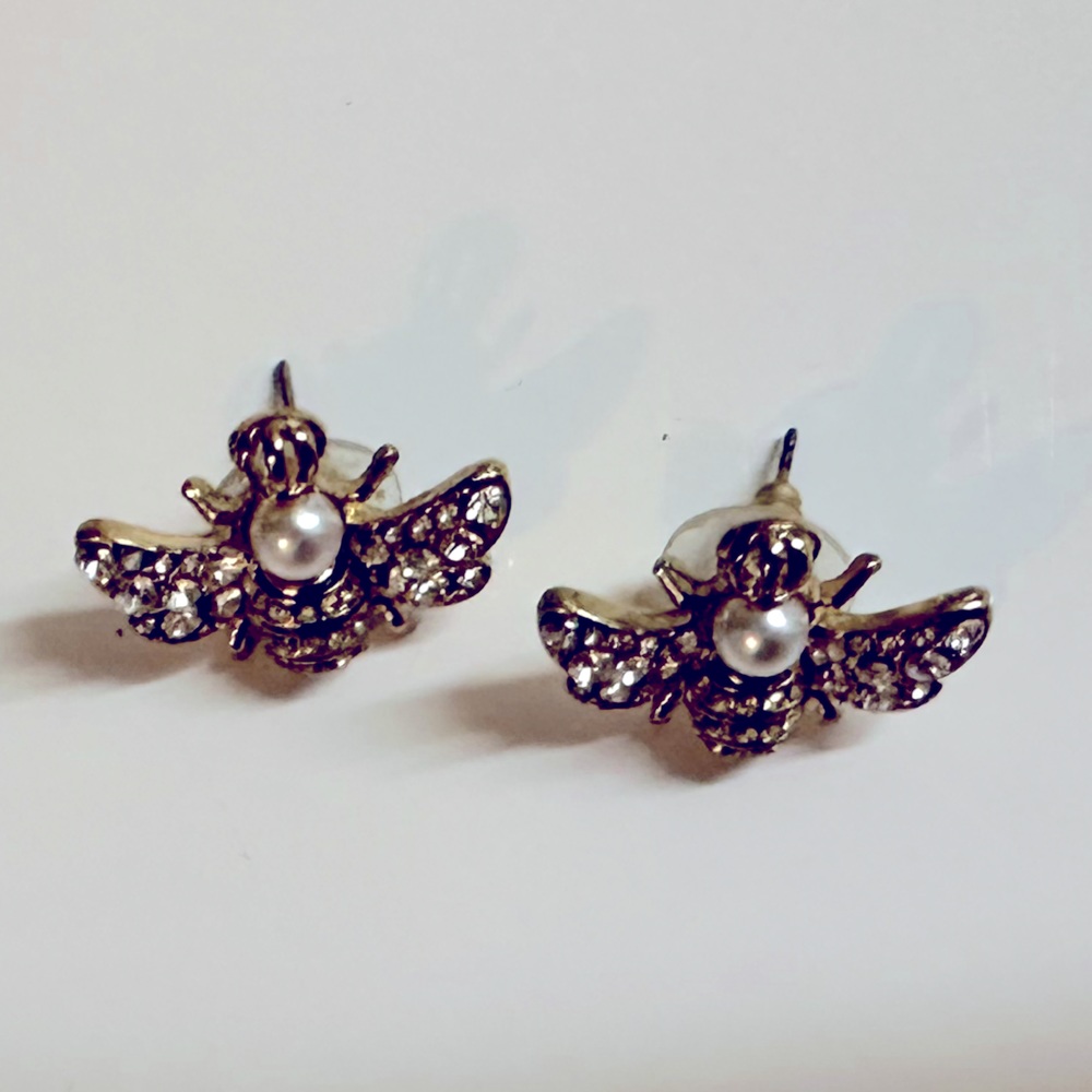Bee style earrings from juicy couture 🐝